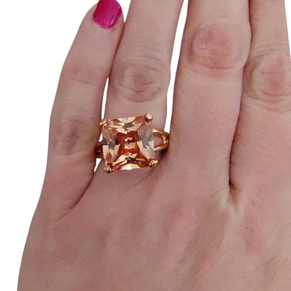 Stunning Gold-Tone Statement Ring with Large Champagne-Crystal Center – Size 7
